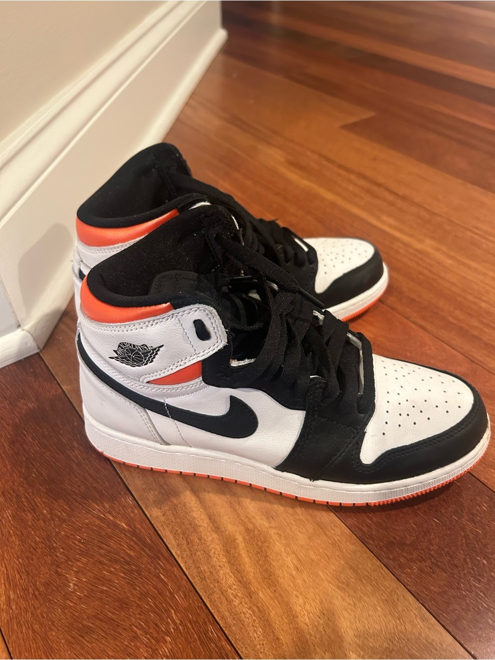Jordan 1 Retro High
Electro Orange